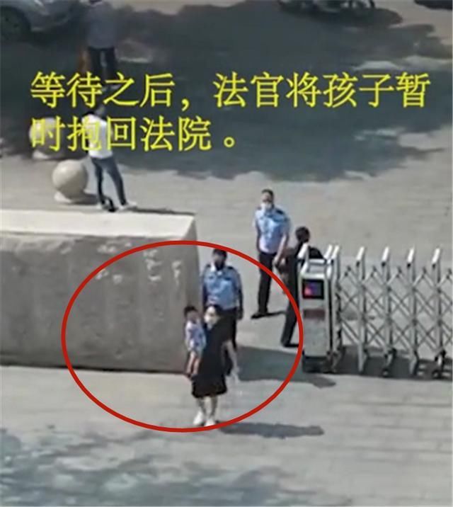 法院的工作|父母离婚现场，妈妈和奶奶发生口角，将孩子丢在法院门口置之不理