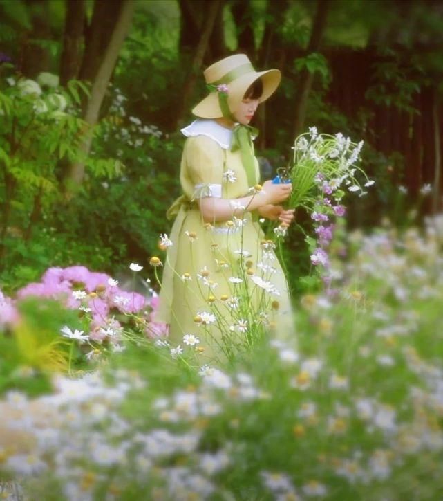  李子|她用3年时间爆改老宅，把荒地变花海：原来除了李子柒，我们还有另一种田园牧歌