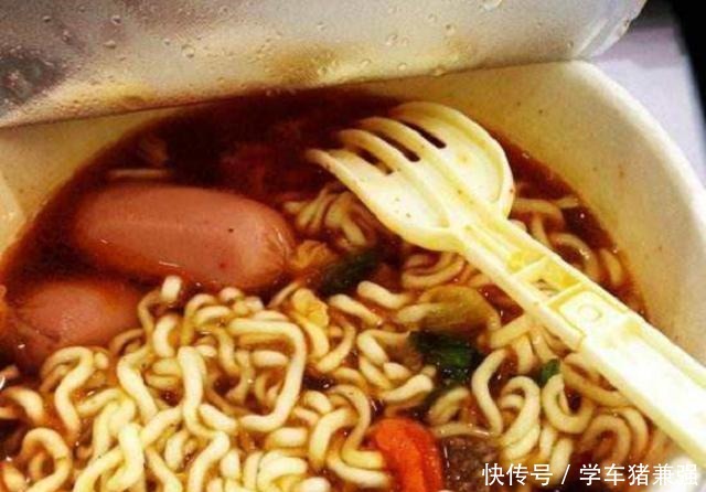 为啥|为啥桶装方便面比袋装的贵3块得知贵哪里之后,我宁愿买桶的!