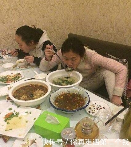 电话|搞笑段子趣味图片:哈哈,你这个当爸爸的也是可以啊,这样喂奶?