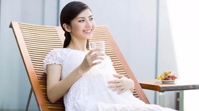 准妈妈|孕期喝水有讲究,准妈妈别乱喝,注意这五点,羊水会更清澈