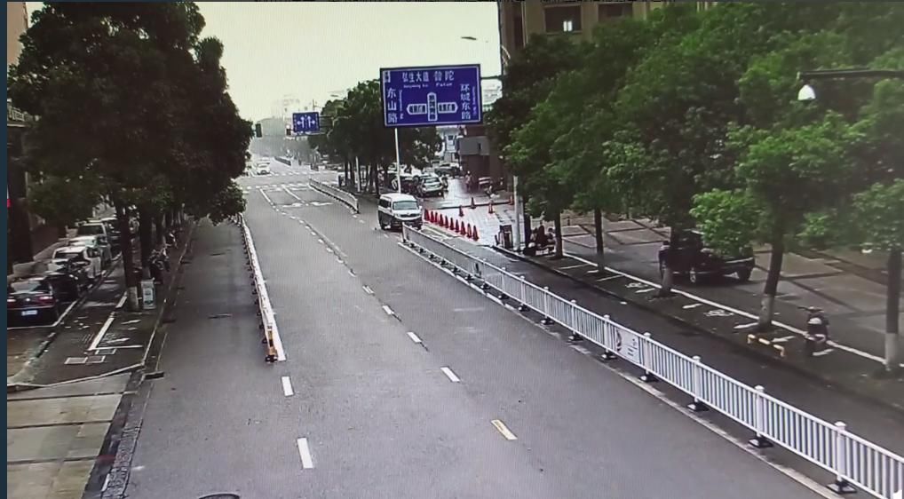  事故|违停车遮挡视线，引连环碰撞事故