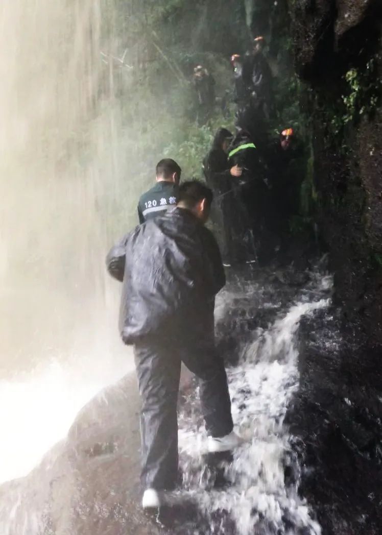 山洪|陕西一景区突发山洪，9人被困山中，其中还有2名小孩