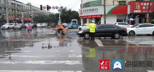 浇警|牡丹区交警雨天执勤变“浇警” 全力以赴保畅通