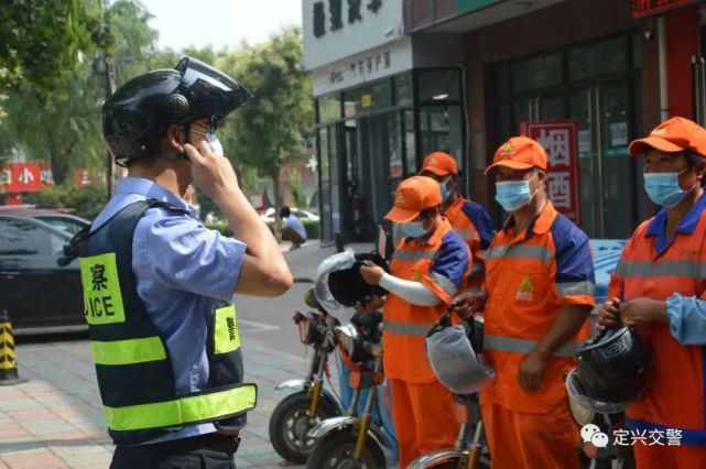 交警|定兴交警为环卫工人送上安全头盔