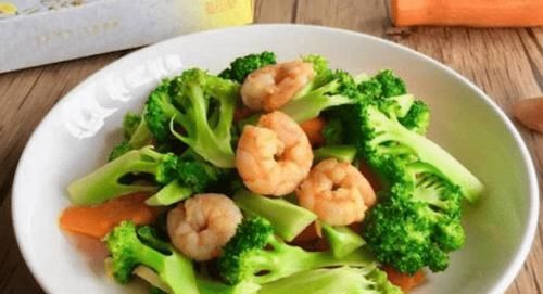 不用|焯水后的西兰花用不用“过冷水”? 老厨师: 多数人做错, 难怪变味