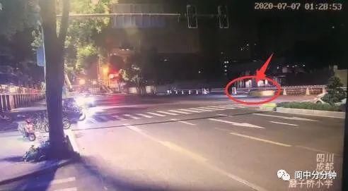 身边|【身边】男子深夜上演“速度与激情”,连闯11个红灯结果…