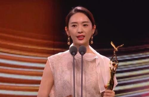  错位|金鹰晚会：王一博人气太高，童瑶获奖一脸懵，赵丽颖走错位超迷糊