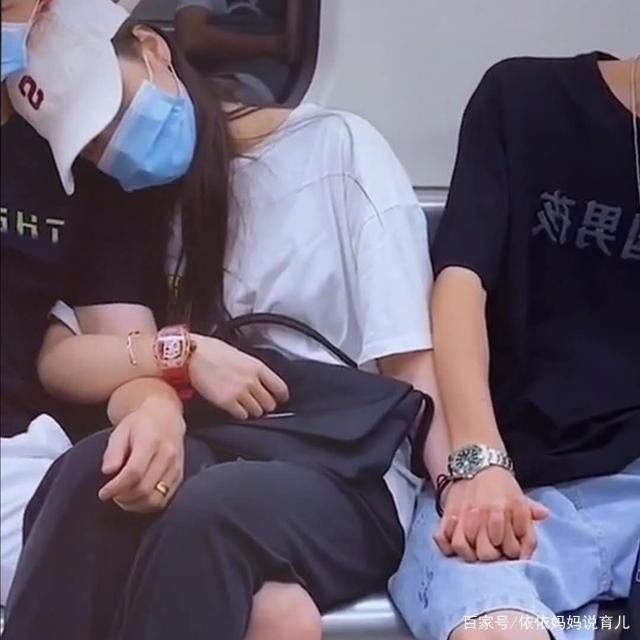 左拥右抱|女子在地铁上“左拥右抱”火了,网友:这是《以家人之名》现实版