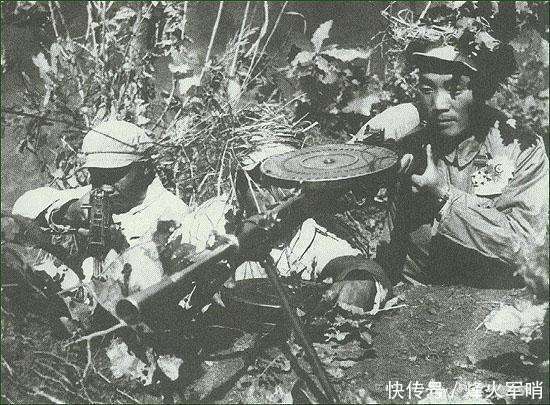 取水|志愿军发现美军在射程内取水，准备射击，班长急忙制止：不准开枪