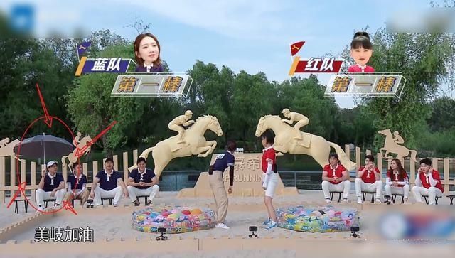  撑起|跑男团成员都规矩坐着，唯有郭麒麟撑起了伞，不愧是“大小姐”