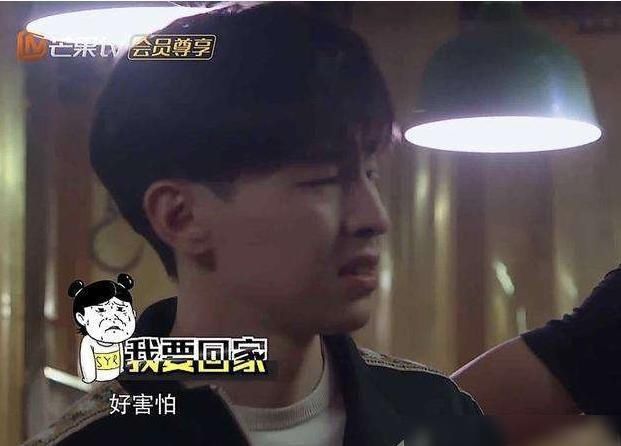  邓伦|当密逃灯光被关了后，看到郭麒麟和邓伦的动作，你两这是在干嘛？