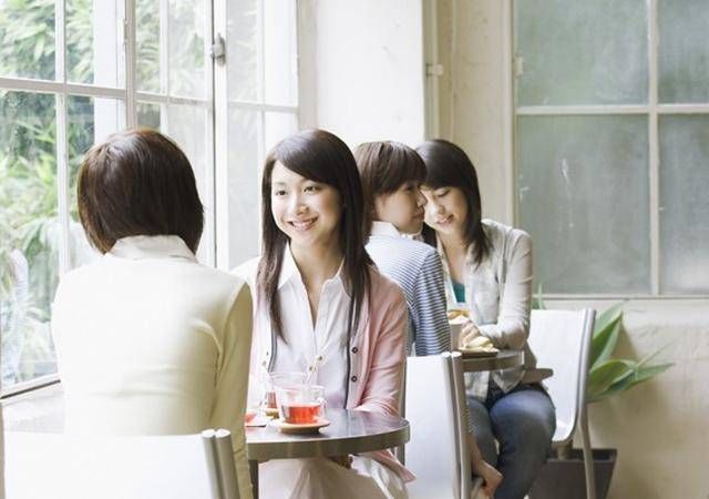  化解|不敢在家哭！年轻妈妈连续加班地铁站泪崩，却被陌生人的拥抱化解