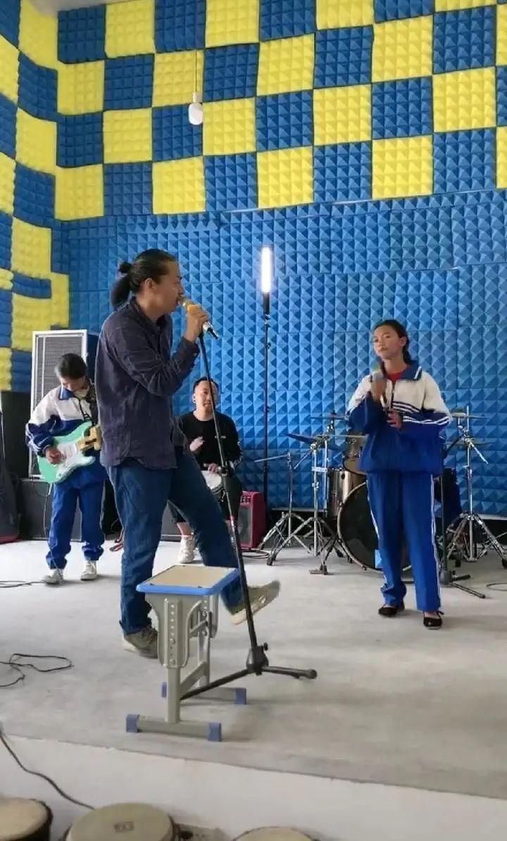  孩子们|圆梦！六盘水小学生与痛仰乐队联袂演出，开了场摇滚直播音乐会