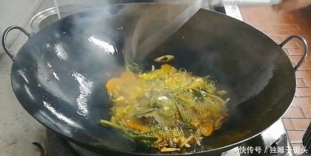 烧鸡|淮扬菜大厨改良员工餐将香菇烧鸡这么做,鲜香微辣,开胃下饭