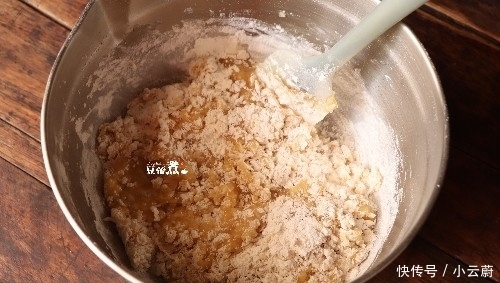  筋面粉|一斤多重的月饼有六个蛋黄，没等回油，就被抢走吃掉，有那么馋吗