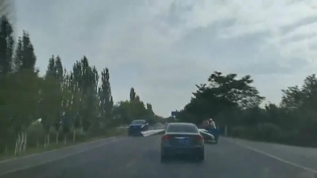  轿车|鸿胜说交通 || 轿车两侧竟伸出“翅膀”，鸿Sir让你“插翅难逃”！