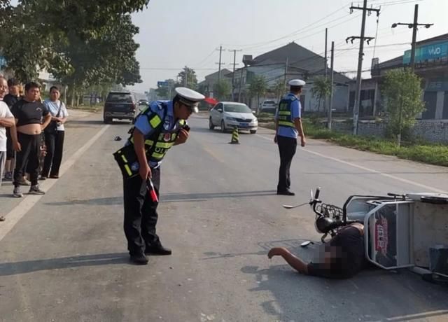 拉走|「一盔一带」未戴安全头盔,竟被民警抬上车拉走