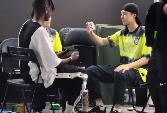  翻车|王一博秀魔术连续翻车，但布布过于捧场，黑人问号脸绝了