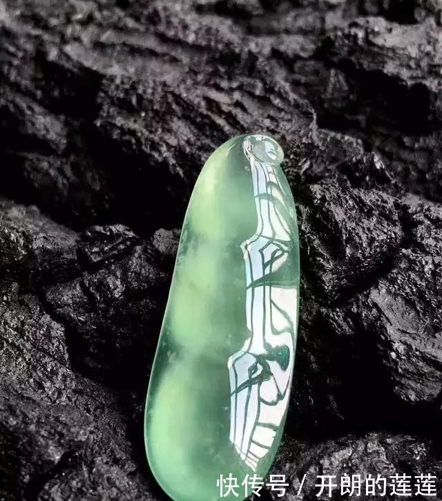 老大爷|老大爷嫌自己佩戴的翡翠水头不太好,用水一泡后,一看吓了一跳!