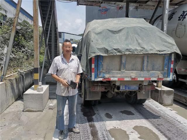  瘸腿|超载369%小货车跑“瘸腿”司机谎报重量“累”坏排障车