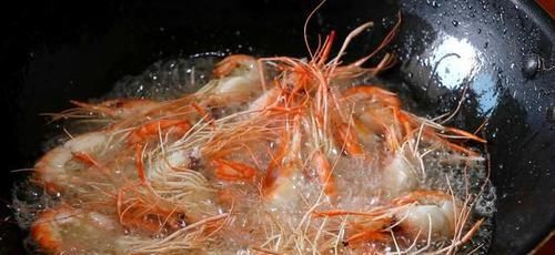  做法|大虾这么做壳酥肉嫩，比香辣虾做法简单，比白灼虾开胃