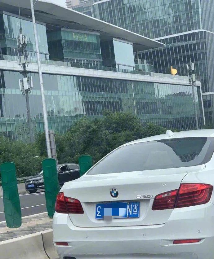  倒挂|宝马车倒挂车牌，竟然屡次三番开上朝阳街头！