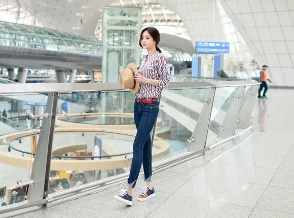 孙允珠|美人图鉴孙允珠:樱桃红杂色几何图案百变衬衫