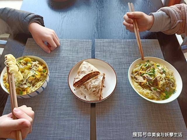 男女|老婆生活太讲究!周日早餐做7样,男女还分2桌,网友:精致女人