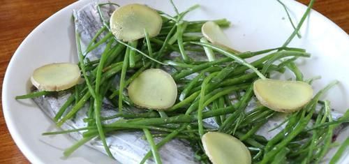  喝啤酒|夏天喝啤酒，试试这道香烤带鱼，鱼肉鲜嫩，比红烧带鱼做法简单