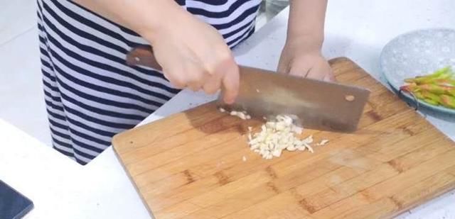 做法|鱼香茄子这样做最好吃，鲜香味美滋味浓郁又少油少盐更健康的做法