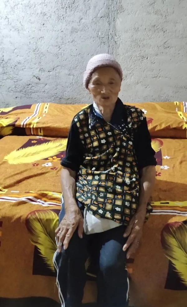 坪地场派出|赞！8旬“拾荒”老奶奶家中近3万元现金“被盗”——警民携手“大扫除”地毯式清查“破案”