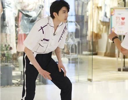  节目的主持|为什么周深在李晨、蔡徐坤、李荣浩和明星齐聚《奔跑吧》等后面