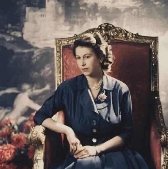 马丁|杨幂为了时尚,大热天穿马丁靴不算啥,看到鞋带:让人想不通