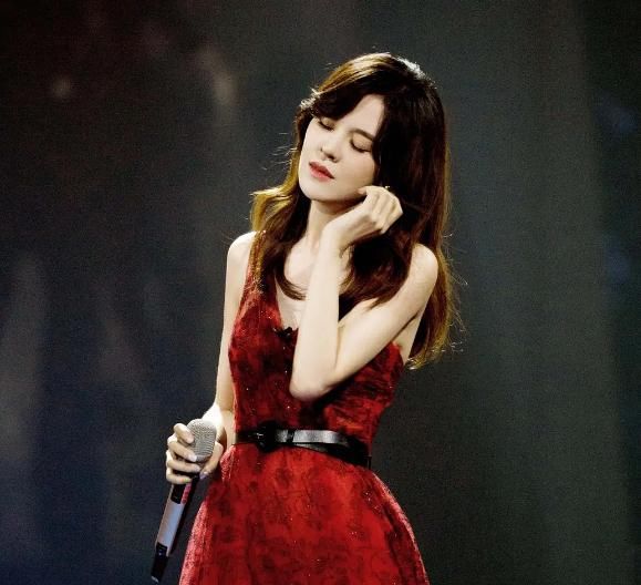  节目组|《姐姐》金晨郁可唯全程陪跑，蓝盈莹成炒作工具人，节目组太现实