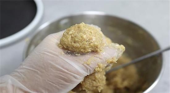 味料|不加淀粉不放馒头如何做丸子?放入这味料,丸子金黄酥香还解馋