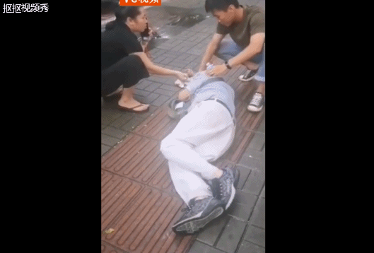  老人|街头，8旬老人突然摔倒，接下来一幕必须赞