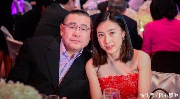 老婆|甘比吃饭显狼狈,刘銮雄老婆站着拿碗筷,碎发挡眼睛也要看镜头