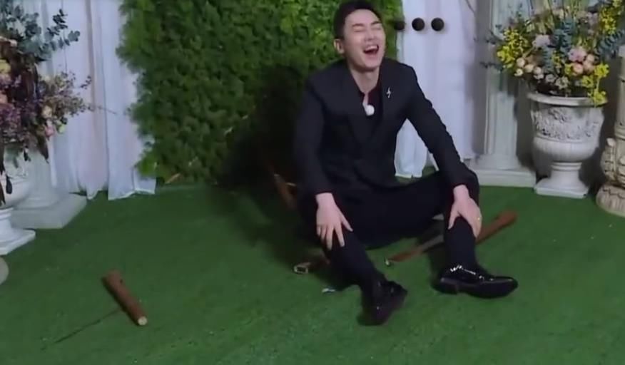  暴露|导演让baby喝“变态水”，郑恺的一个下意识动作，暴露两人真实关系！