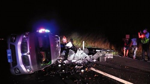  发生侧翻|货车胎压异常仍上高速 1200斤水果撒满地(图)