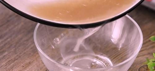 鲜味|鲈鱼最经典的做法,鲜嫩可口,汤鲜味美,学会了又是一道硬菜