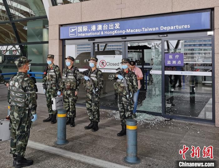 机场|武警哨兵第一时间制服一冲闯浦东机场安检门男子