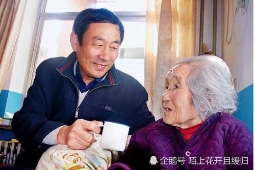 照顾|农村儿子要城里儿子花钱雇他照顾父母,你怎么看待这种情况?