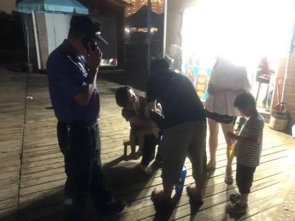  综合行政执法局|6岁女童金沙滩啤酒城内走丢 执法人员10分钟寻回