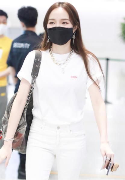 造型|孟佳造型朋克,穿日常款短袖配牛仔裤,也要配条“大金链子”