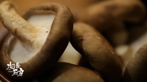  汤汁|咸鲜味醇的葱烧香菇，好吃到连汤汁都不想放过