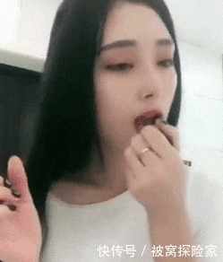  恩爱|爆笑GIF: 大哥, 在公交车上, 你们这样秀恩爱真的好吗, 我真是看不下去了