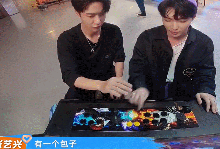  猛地|怕被捆绑CP?王一博伸手吓得张艺兴猛地后缩拒肢体接触，避嫌明显