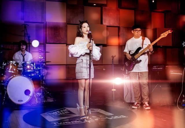  参加|提莫参加综艺和刘维调侃，尽显一线歌手风范，颜值高实力强惹人爱