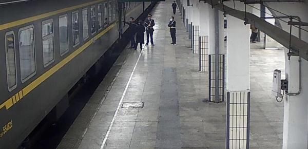 列车|不听劝阻，执意攀爬列车！湖南一男子被罚